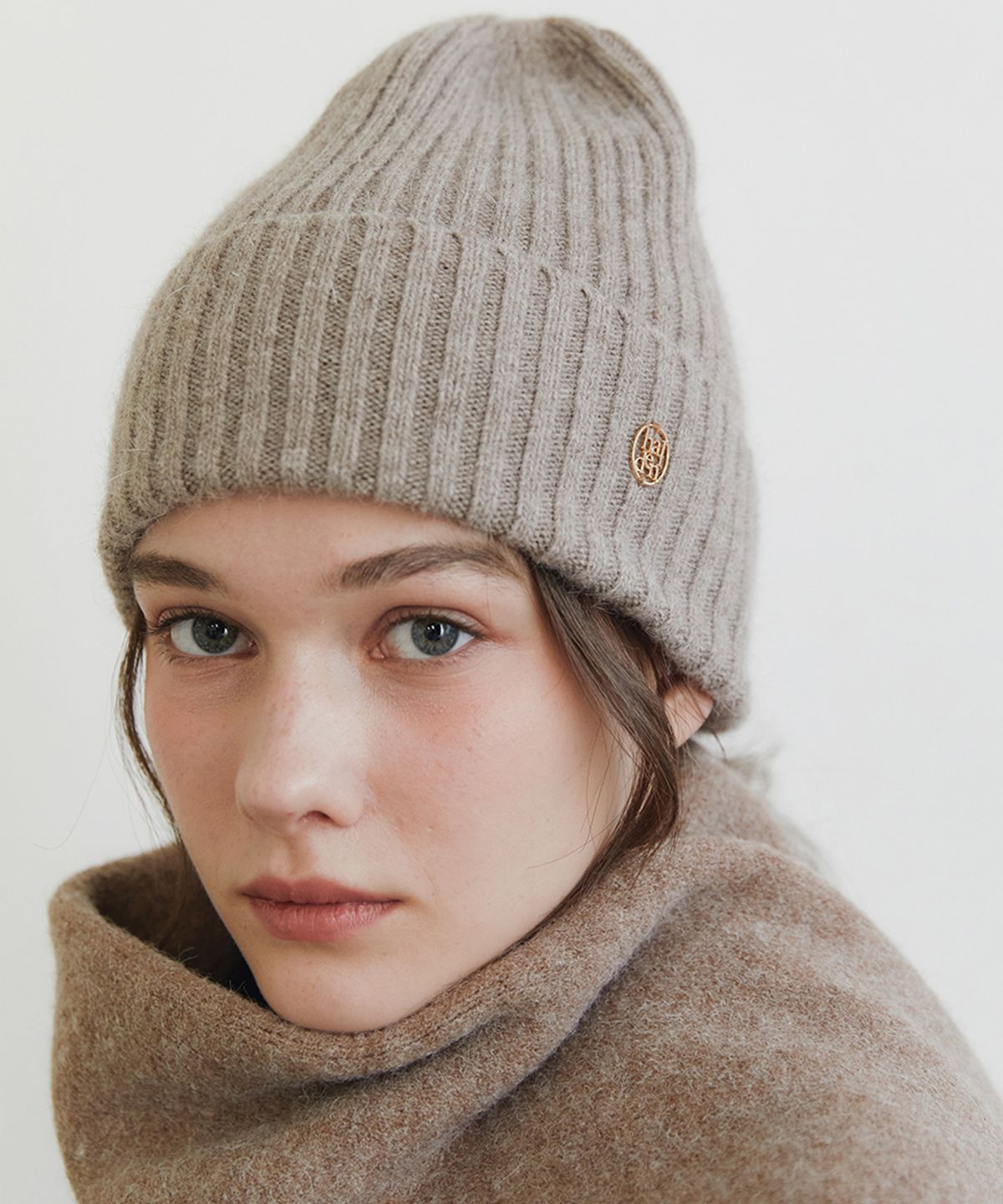 할렌(HALDEN) logo pendant angora beanie (C030_dark beige)