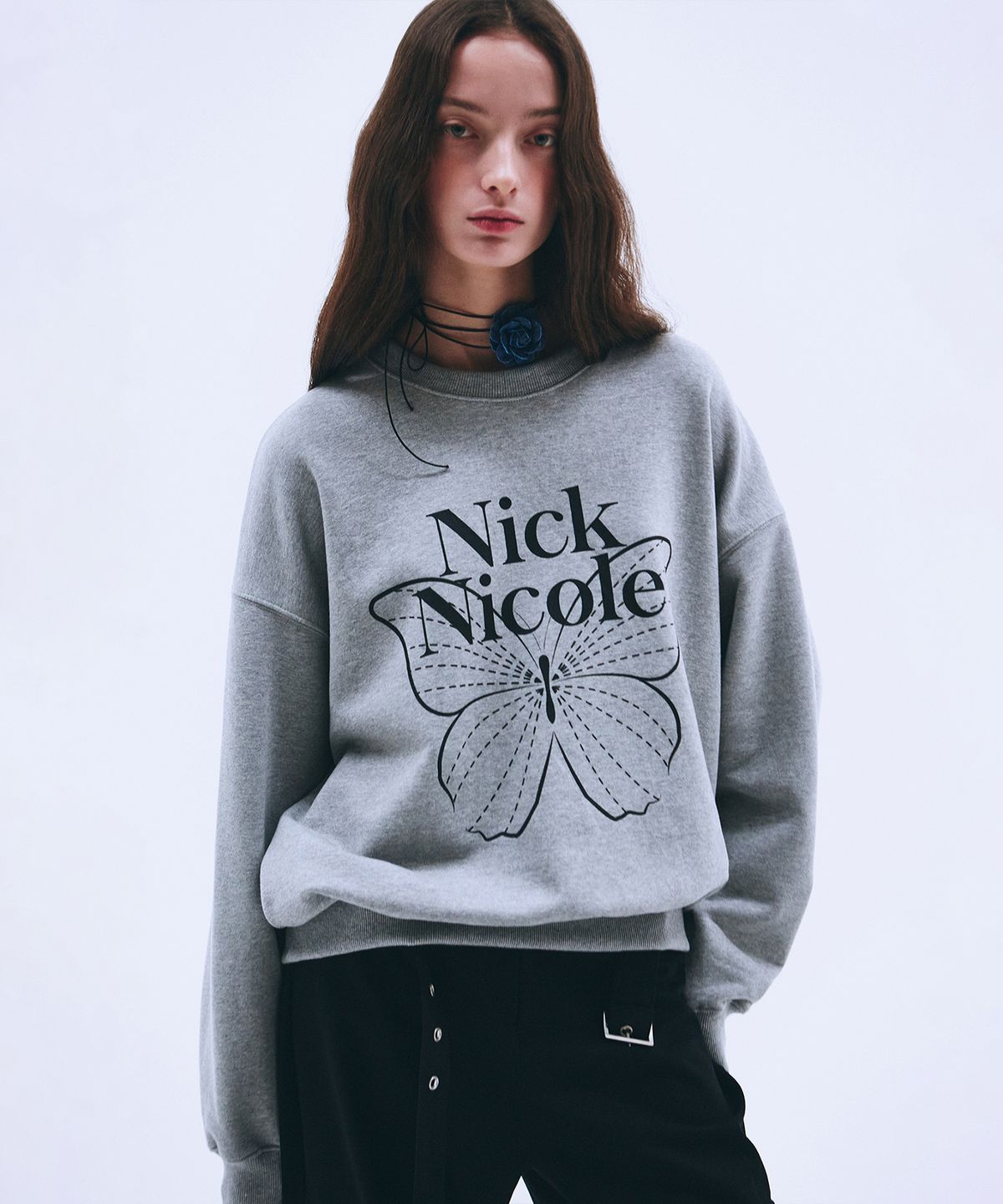 닉앤니콜(NICK&NICOLE) BUTTERFLY SIGNATURE SWEATSHIRT_GRAY BLACK