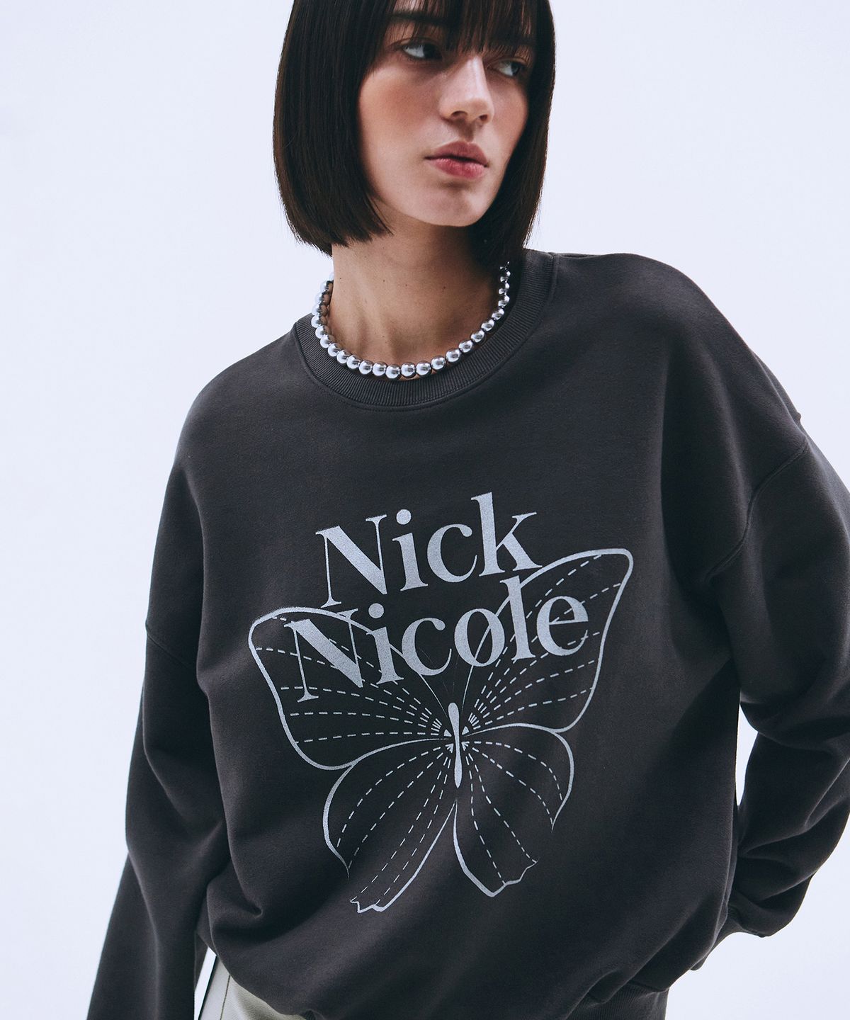 닉앤니콜(NICK&NICOLE) BUTTERFLY SIGNATURE SWEATSHIRT_CHARCOAL SILVER
