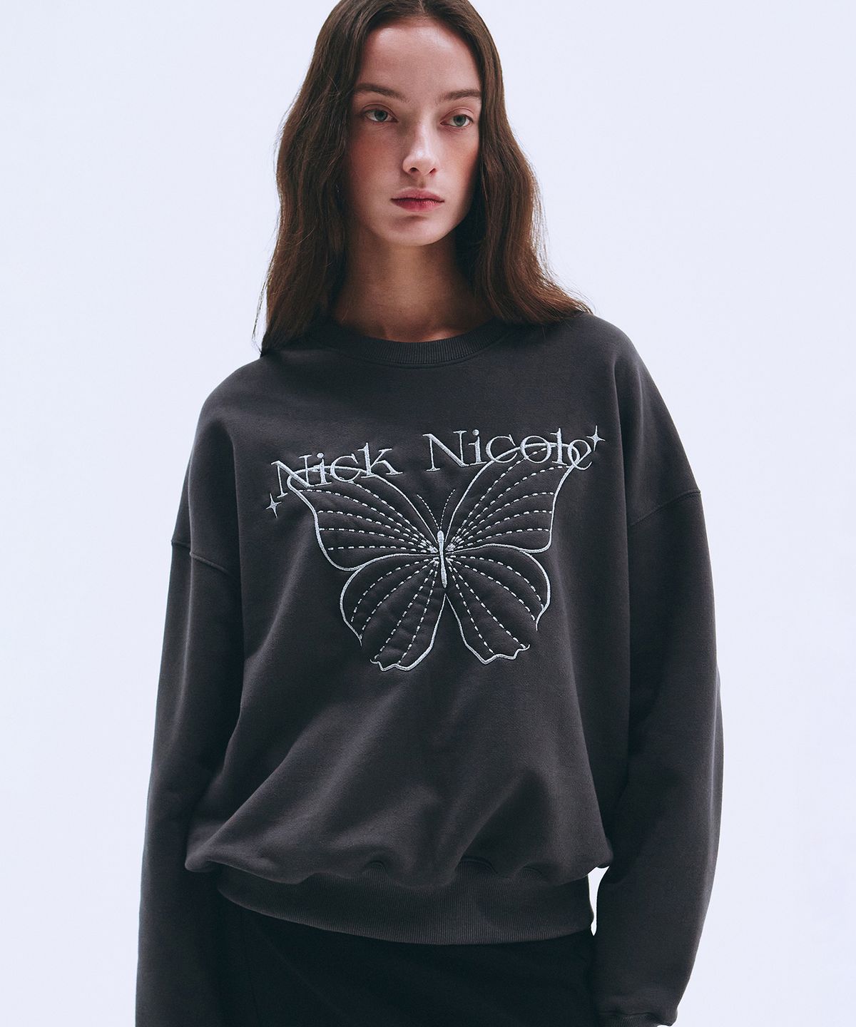 닉앤니콜(NICK&NICOLE) SHINE BUTTERFLY SWEATSHIRT_CHARCOAL SILVER