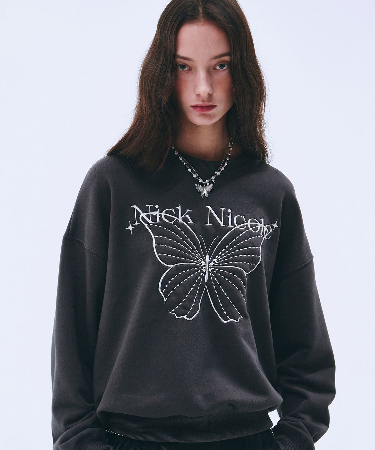 닉앤니콜(NICK&NICOLE) SHINE BUTTERFLY SWEATSHIRT_CHARCOAL CREAM