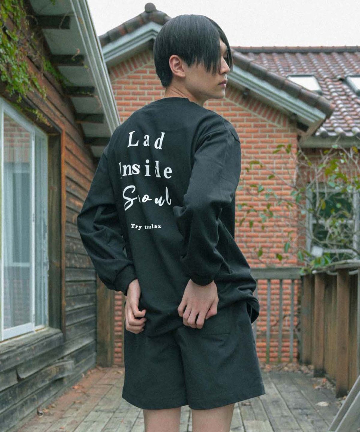 라드인사이드(LADINSIDE) 서울 레터링 긴팔 티셔츠 블랙