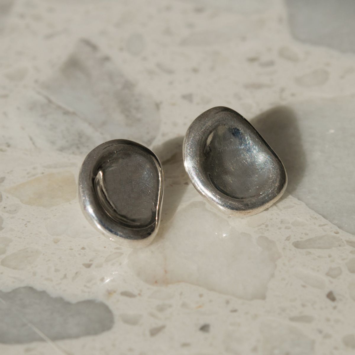 조에나(ZOENA) Pebble earrings