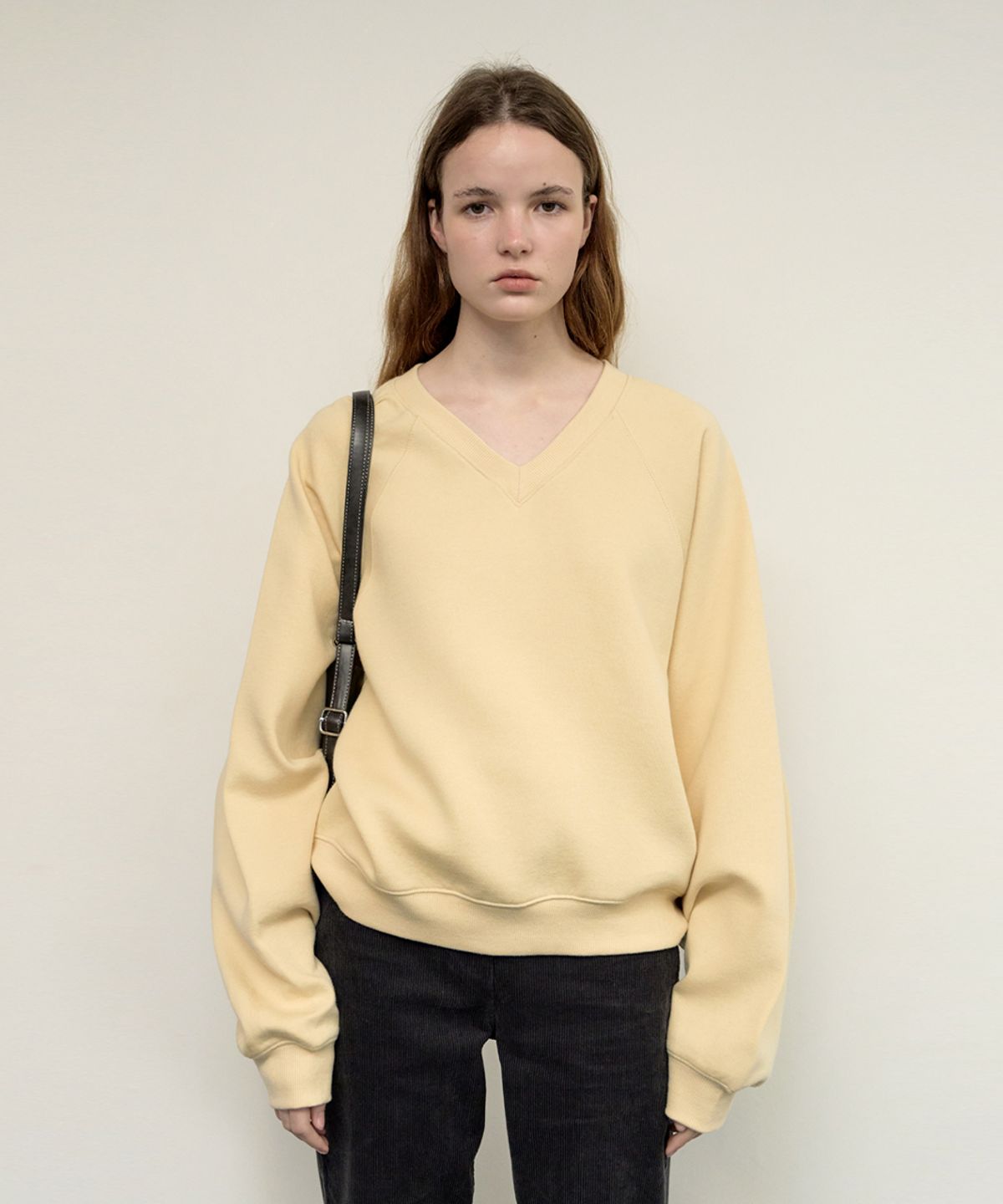 위메농(OUI MAIS NON) Rounded cotton V-neck sweatshirts