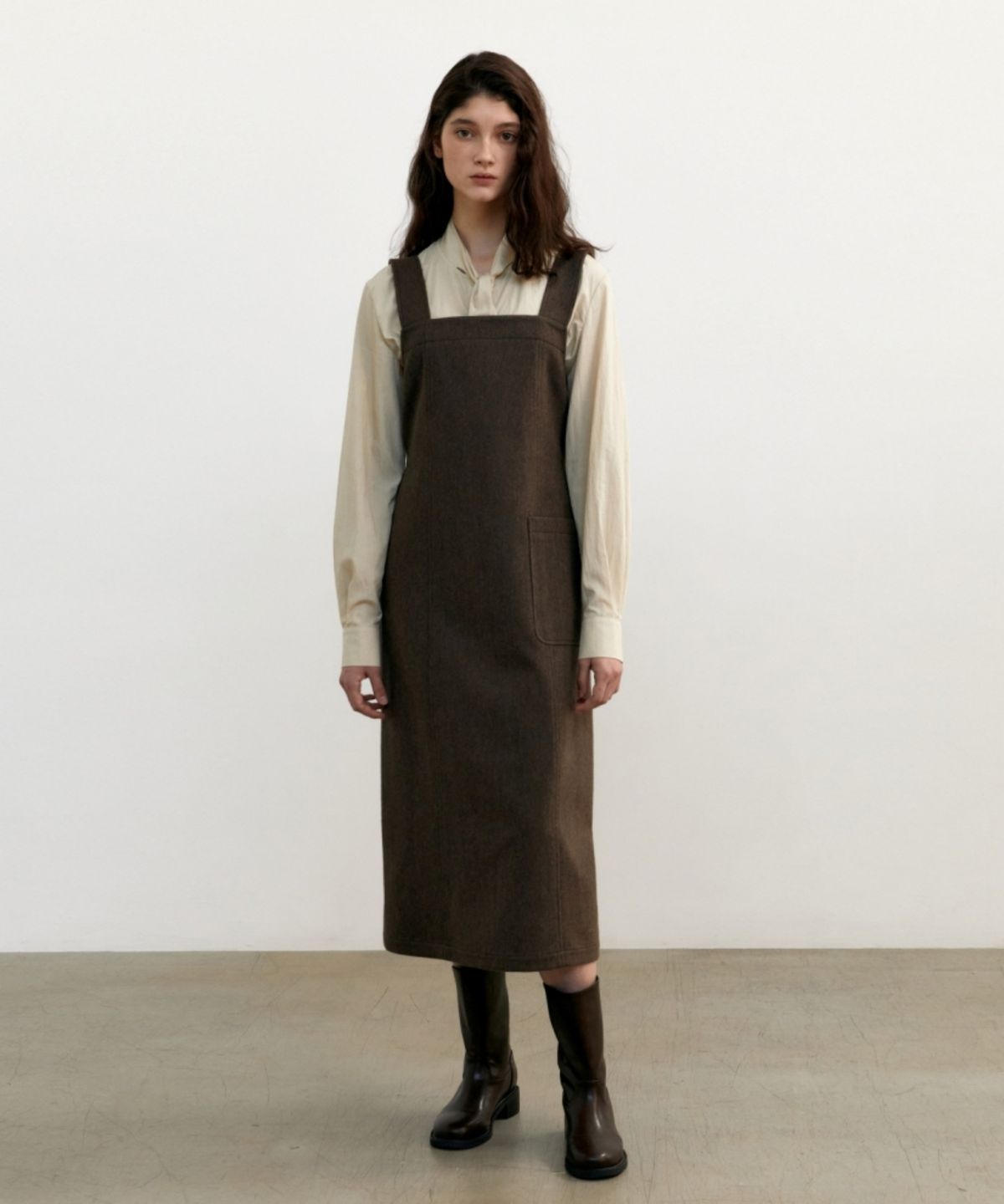 어나우트(UNNOUT) WOOL SUSPENDER DRESS - BROWN