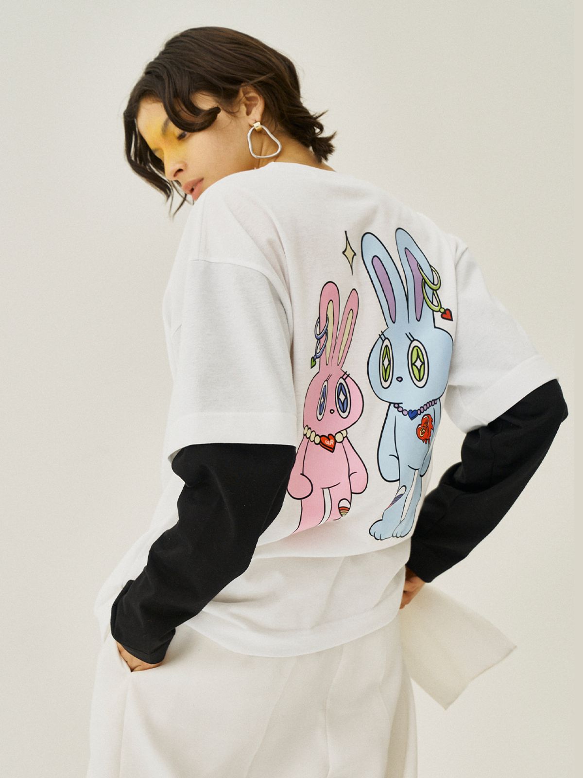 그리디어스(GREEDILOUS) Two Bunnies Contrast Sleeve T-Shirt