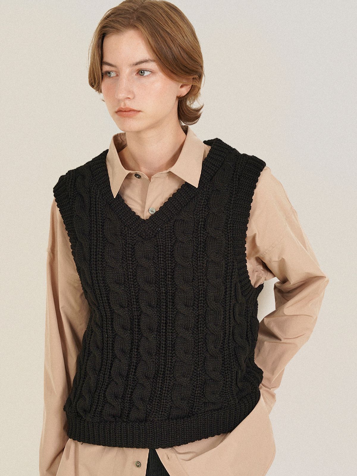 레이에(LEIE) NORA CABLE V NECK KNIT VEST TOP_BK