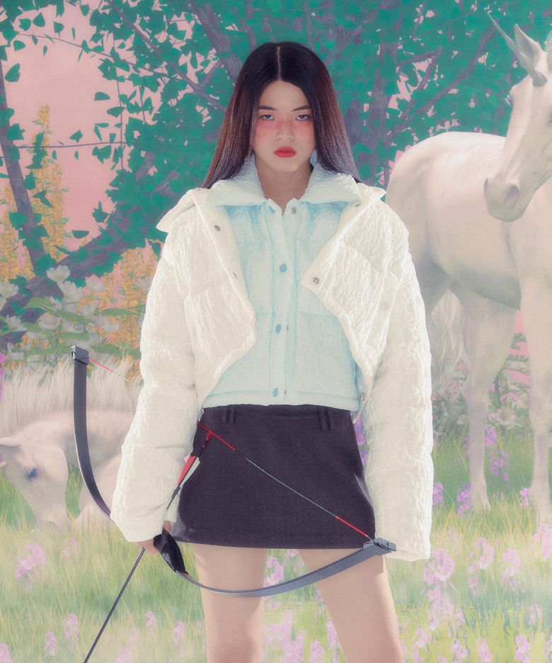YOUHEE FLOWER CROP DOWN JUMPER SKY BLUE