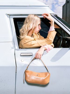 groove middle bag - crinkle dark beige