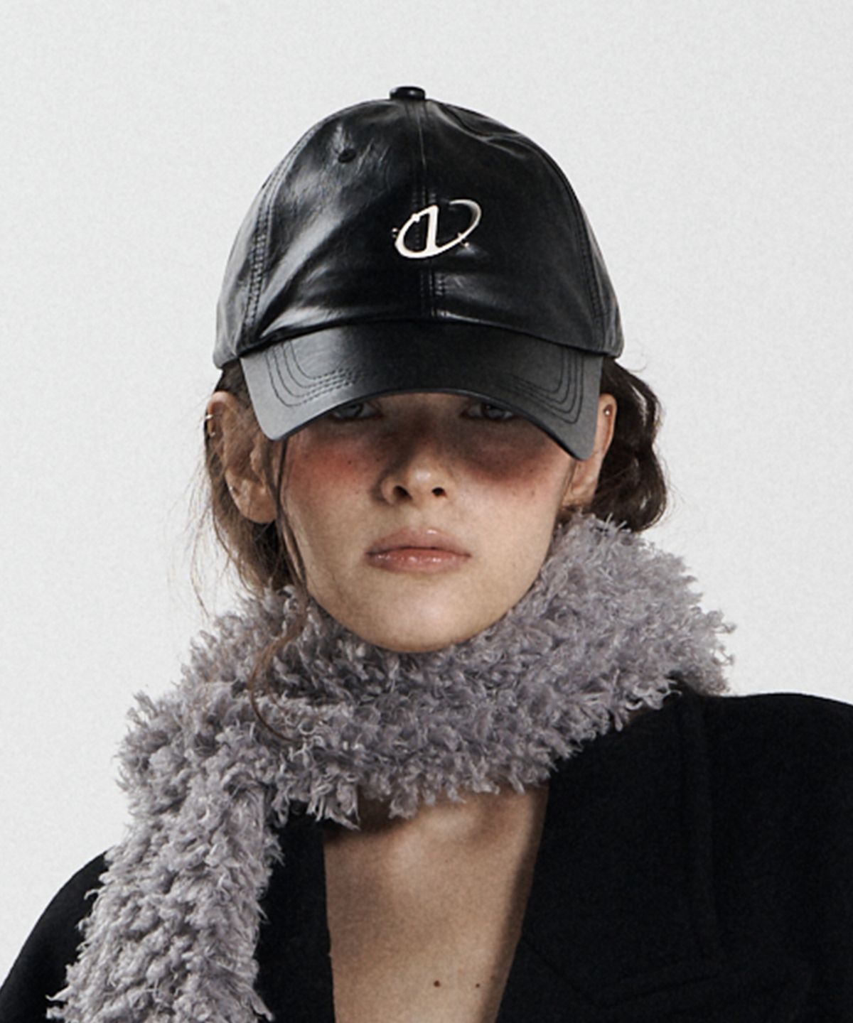일리오(ILLIO) BLACK FAUX LEATHER SYMBOL BALLCAP