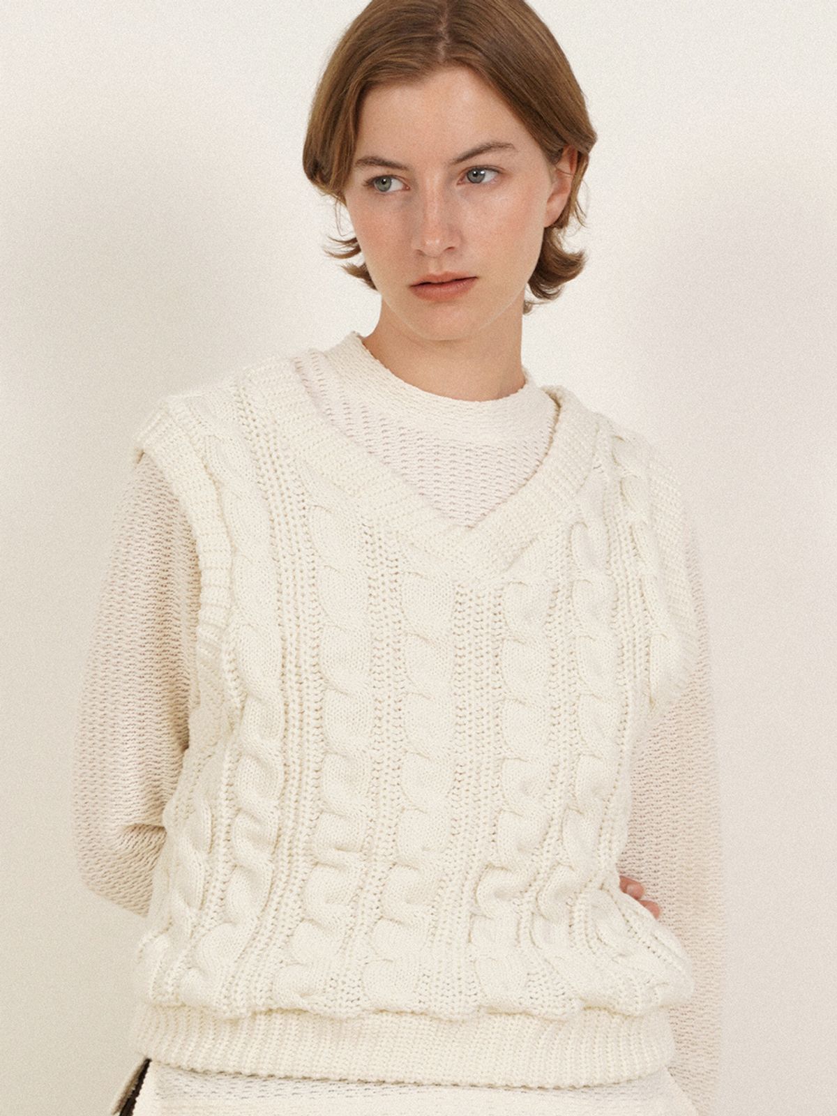 레이에(LEIE) NORA CABLE V NECK KNIT VEST TOP_CR