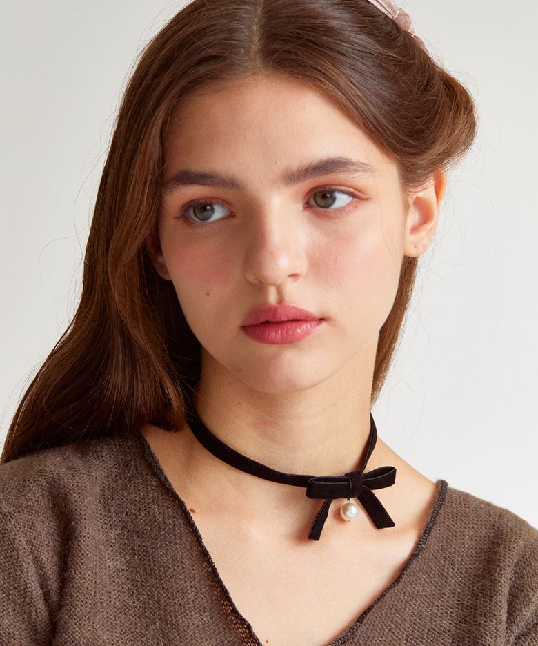 Velvet black ribbon choker necklace