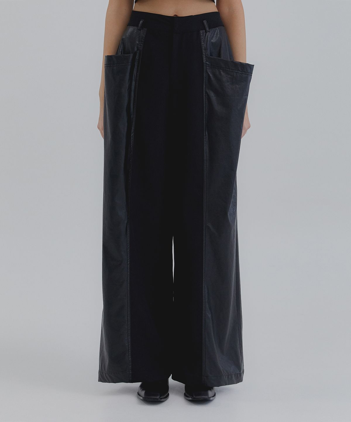 트리밍버드(TREEMINGBIRD) Cutting Line Faux Leather Pants [ Black ]