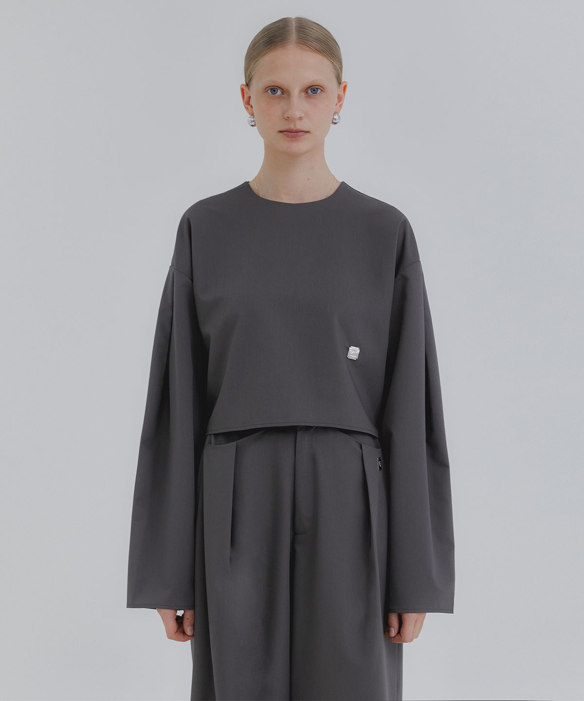 트리밍버드(TREEMINGBIRD) Crop Pintuck Set-up Blouse [ Charcoal Brown ]