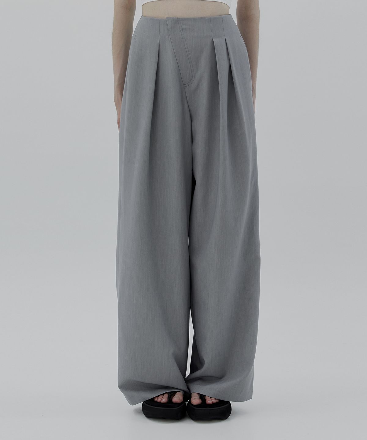 트리밍버드(TREEMINGBIRD) Oblique Fly Pintuck Trouser [ Light Blue Gray ]