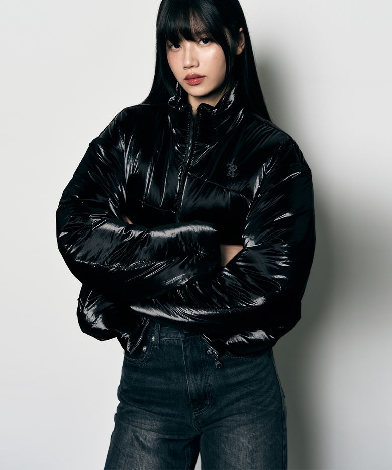 크룩키드 스티치 크롭 푸퍼 자켓 [GLOSSY BK]