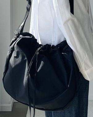 빅 하프문 스트링 메신저백 블랙