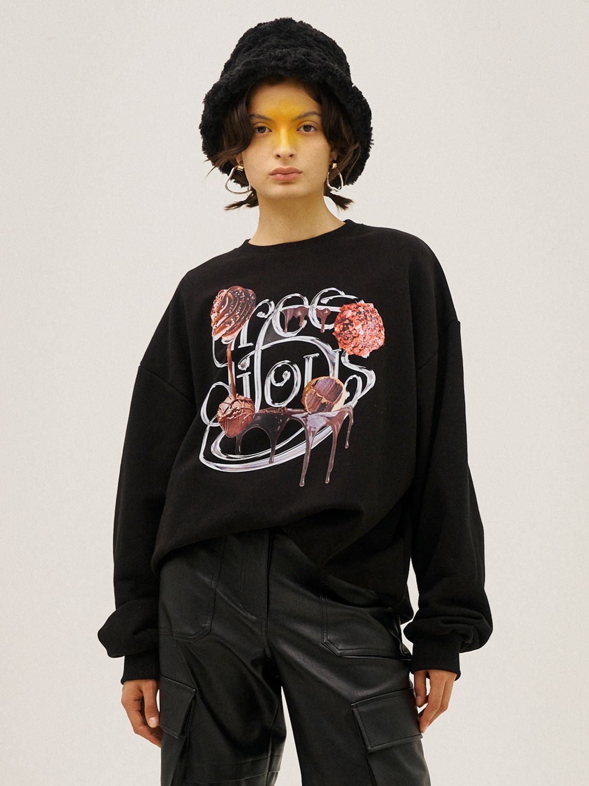 그리디어스(GREEDILOUS) Silver Logo Motif Sweater Top Black