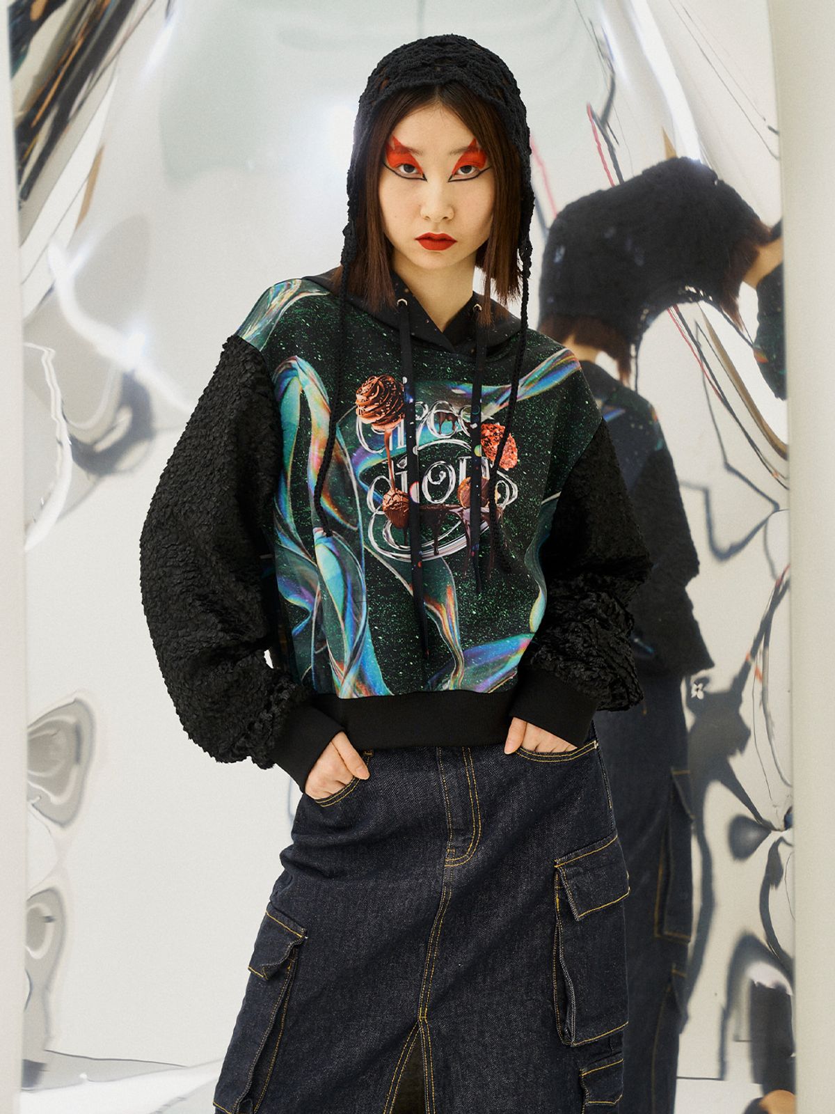 그리디어스(GREEDILOUS) Aurora Logo Motif Loose Hoodie