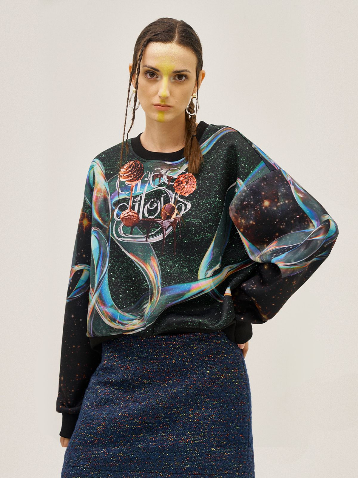 그리디어스(GREEDILOUS) Aurora Logo Motif Loose Sweater