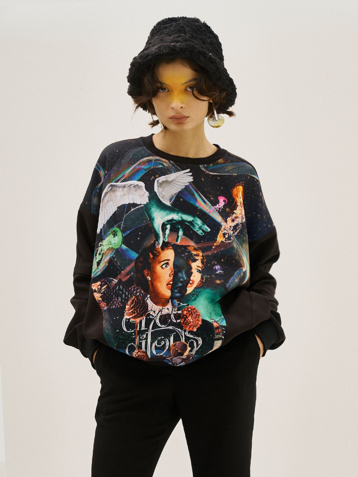 그리디어스(GREEDILOUS) Girl Face  Loose Sweater Top