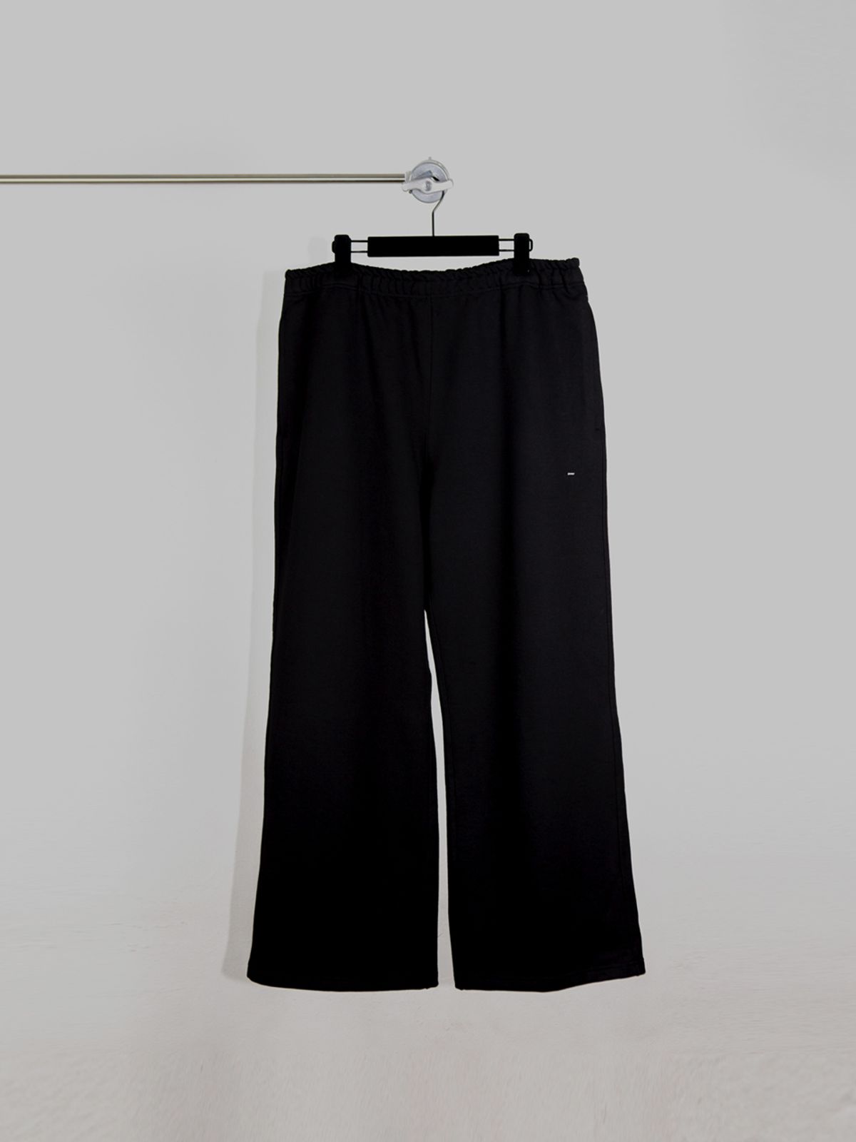 고저(GOZER) WIDE TRAINER SWEAT PANTS_BLACK