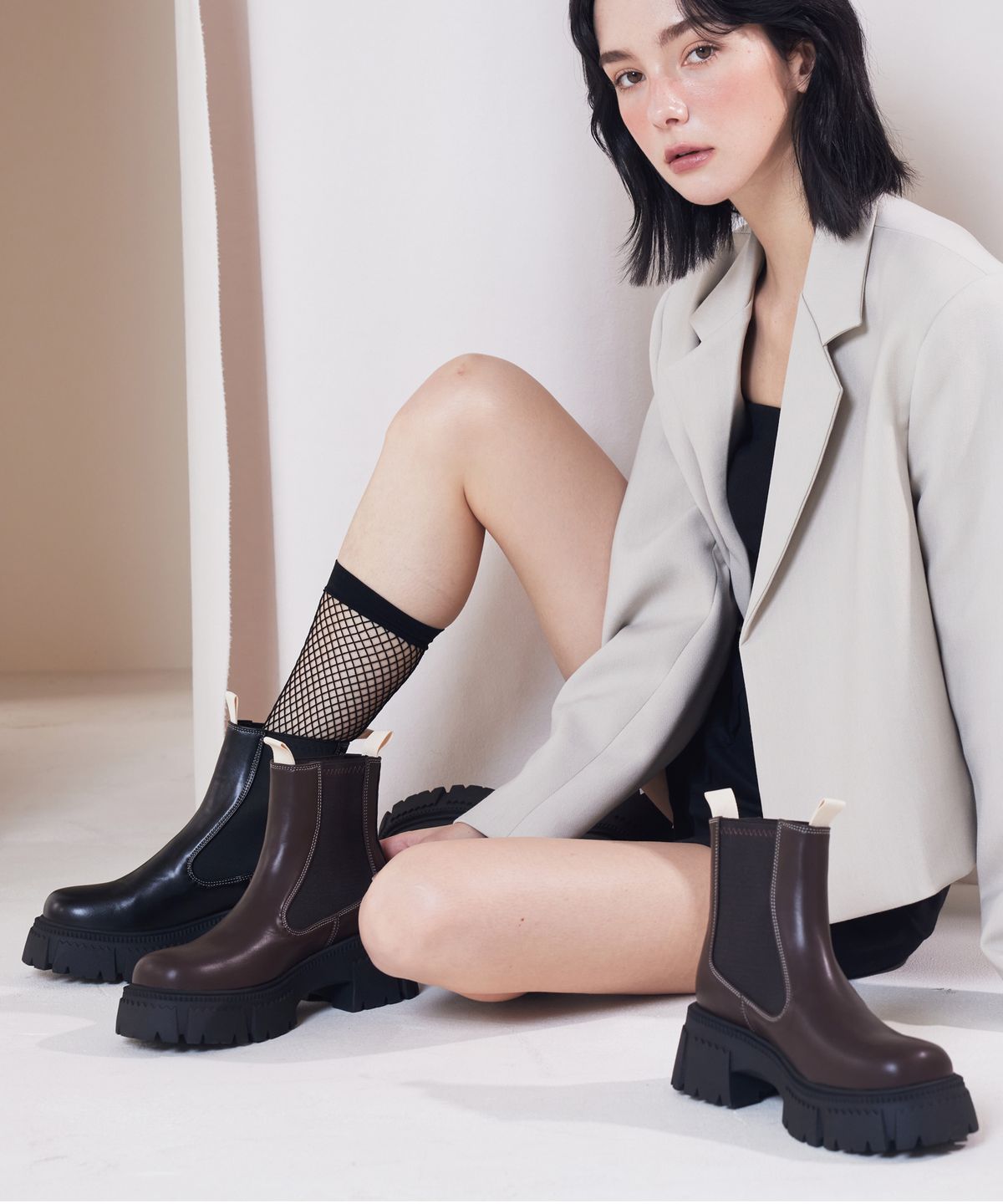 세스띠(CESTI) 투테일 스티치 하이탑청키 첼시부츠 (2color)