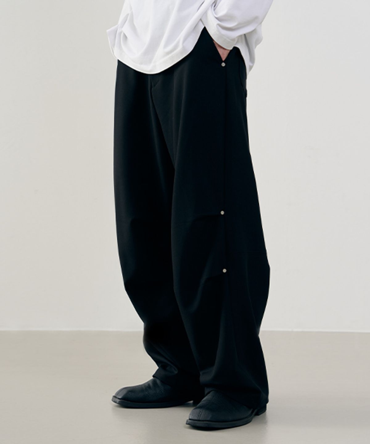 어레이드(ARRAYED) 리벳 파라슈트 밴딩 슬랙스 [BLACK]