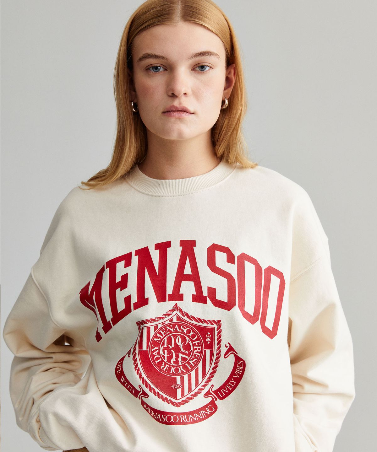 미나수(MENASOO) UNISEX CLASSIC EMBLEM SWEATSHIRT_IVORY