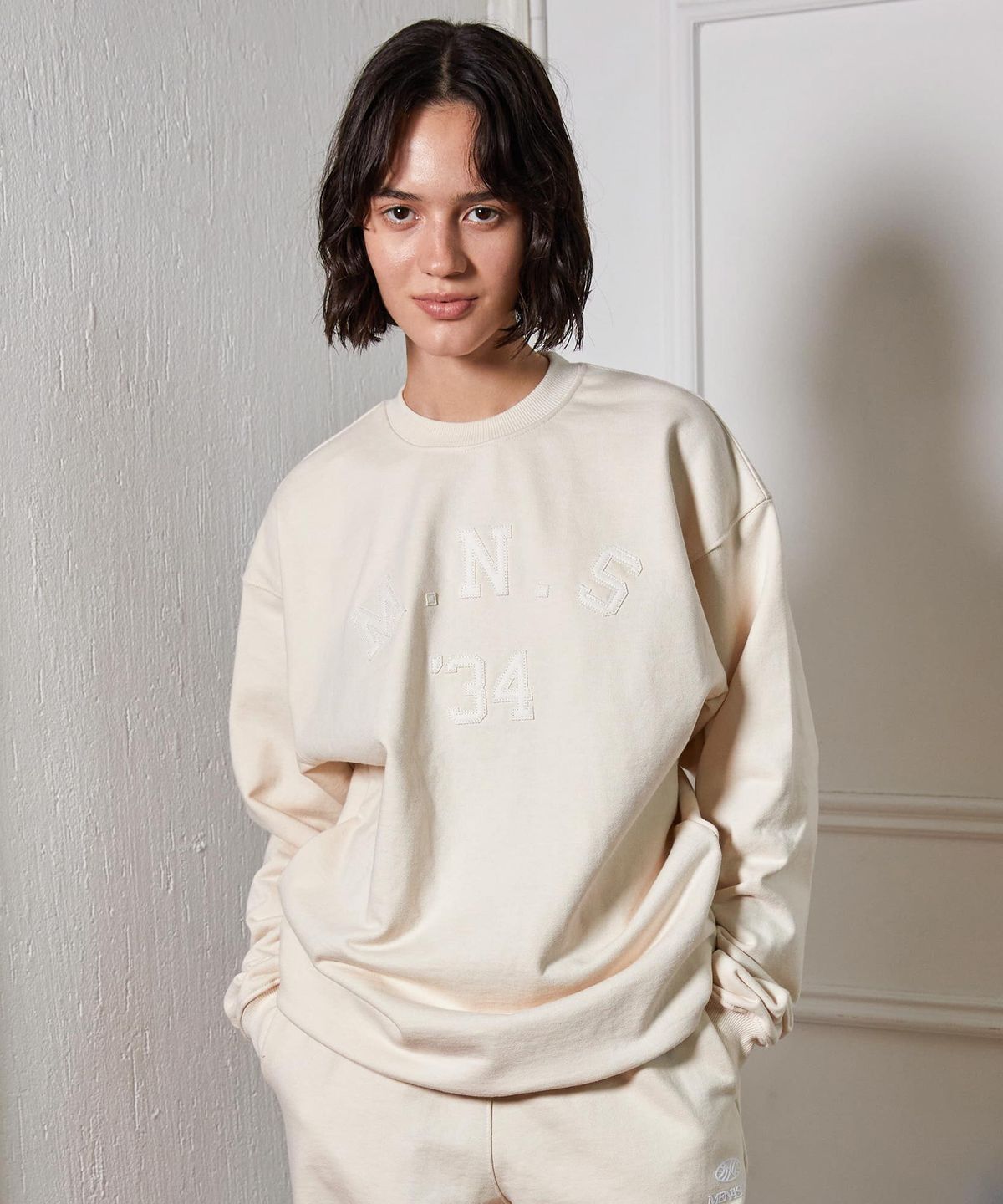 미나수(MENASOO) UNISEX MNS34 APPLIQUE SWEATSHIRT_IVORY