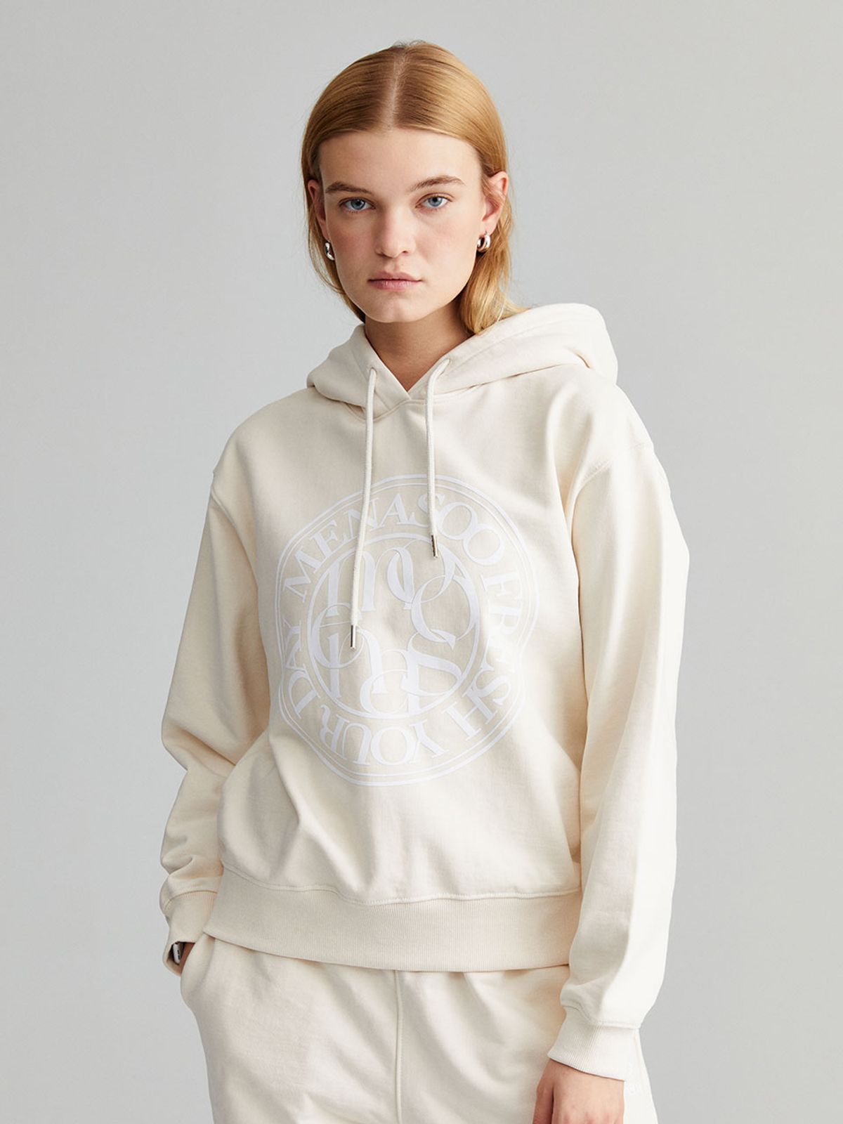 미나수(MENASOO) UNISEX CIRCLE LOGO HOODIE_IVORY
