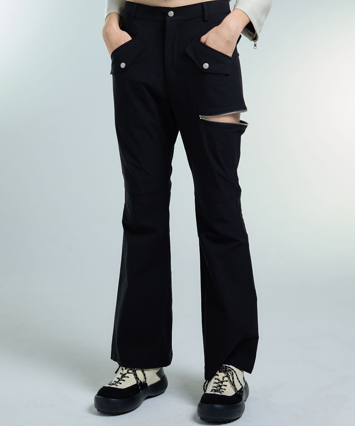 러브이즈트루(LUVISTRUE) AM NYLON TUCK BOOTSCUT PANTS(BLACK)