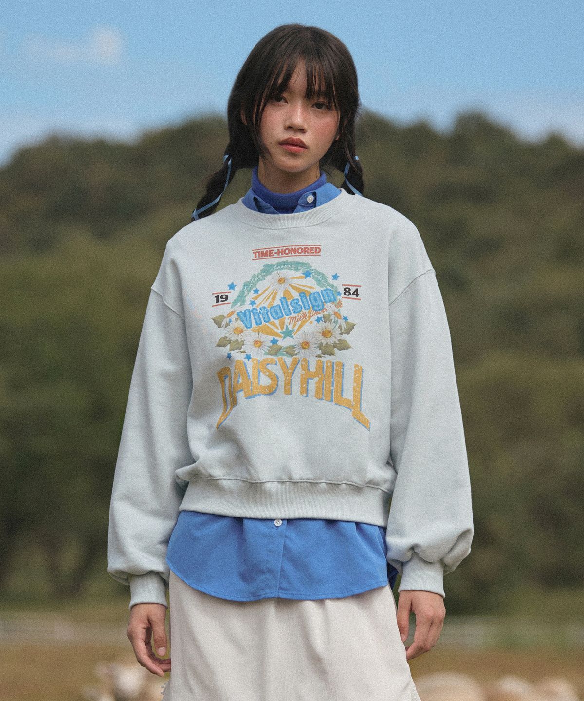 바이탈싸인(VITALSIGN) DaisyHill Sweatshirt (Light Blue)