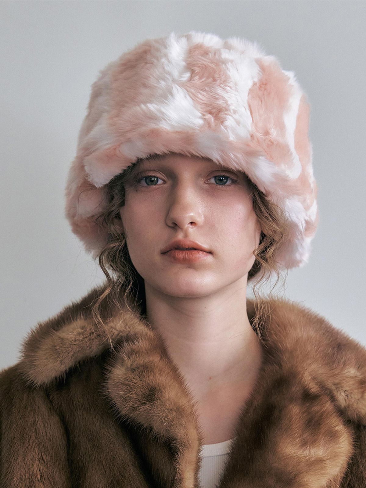 포에지담(POESIEDAME) PETIT FUR MEATEL HAT IN PINK SNOW