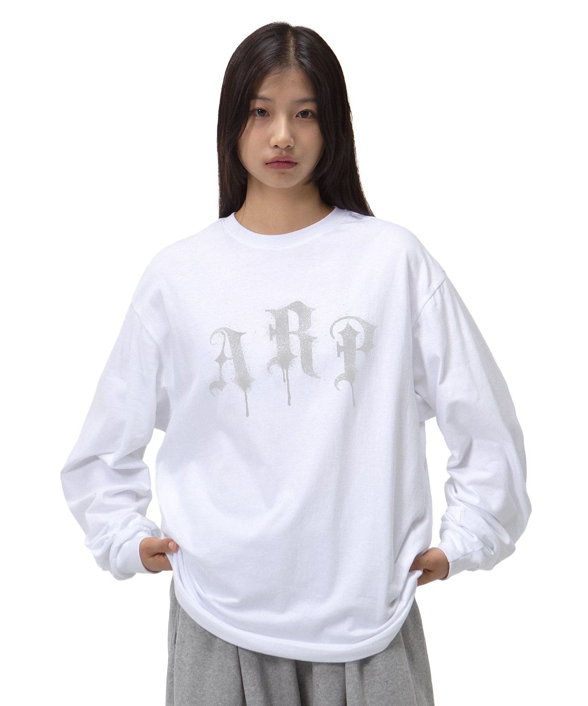 얀코 아르프(JANCO ARP) 스프레이 로고 세미 오버핏 롱슬리브-화이트