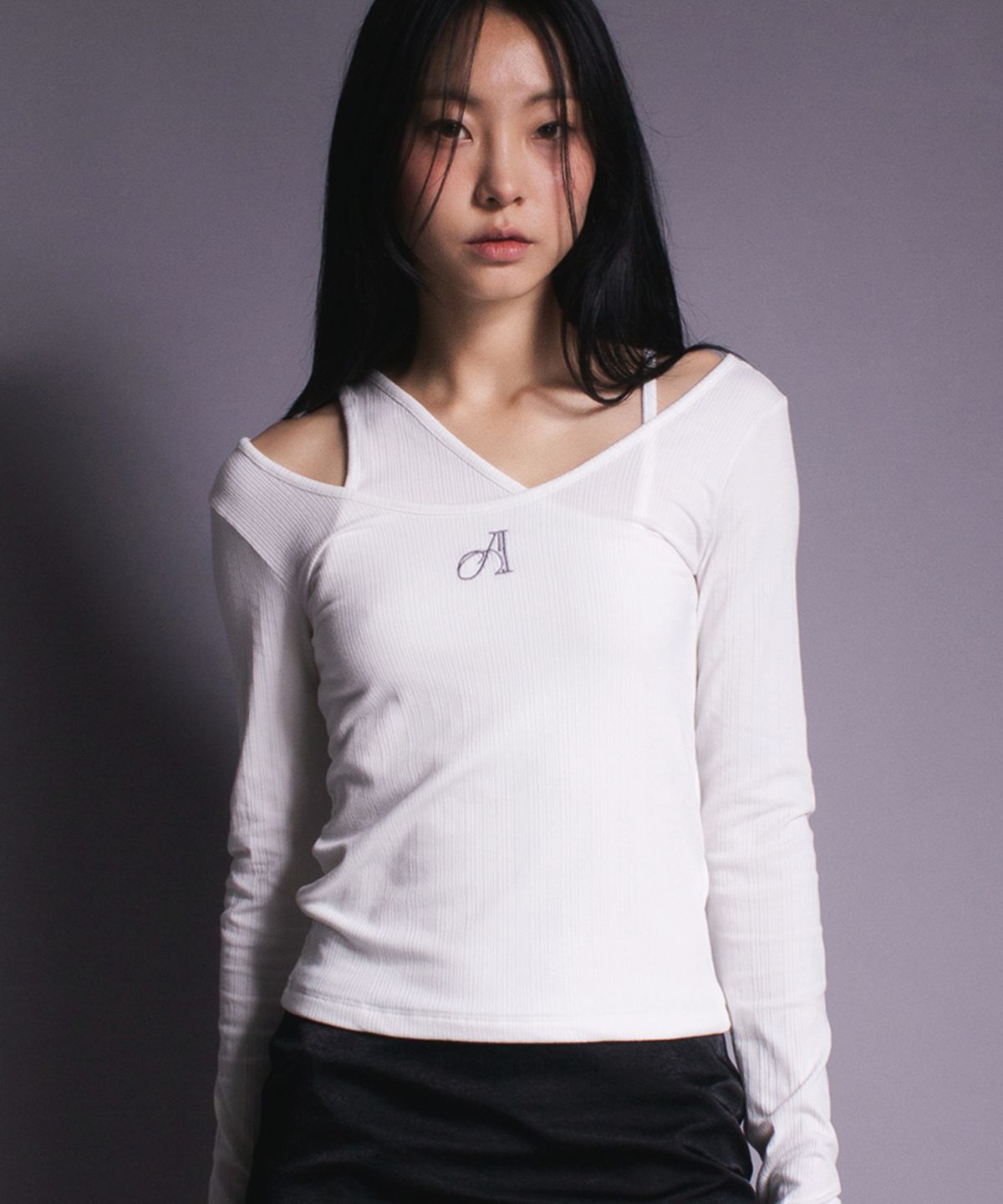 어퓨커멘츠(A FEW COMMENTS) 언발란스 오프숄더 탑 WHITE