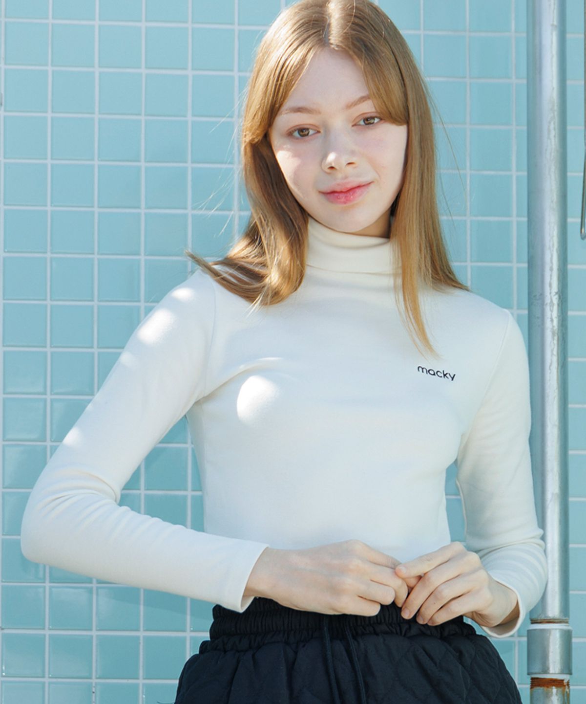 맥키(MACKY) 롱넥 레이어 티셔츠 화이트