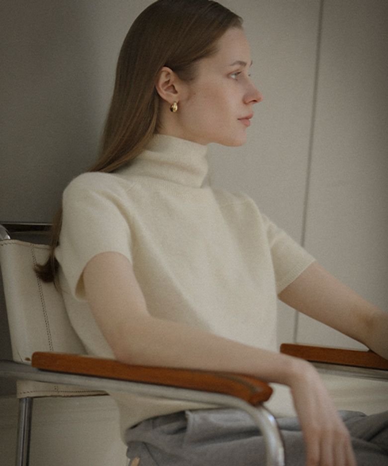 Raccoon half turtle-neck knit_Ivory