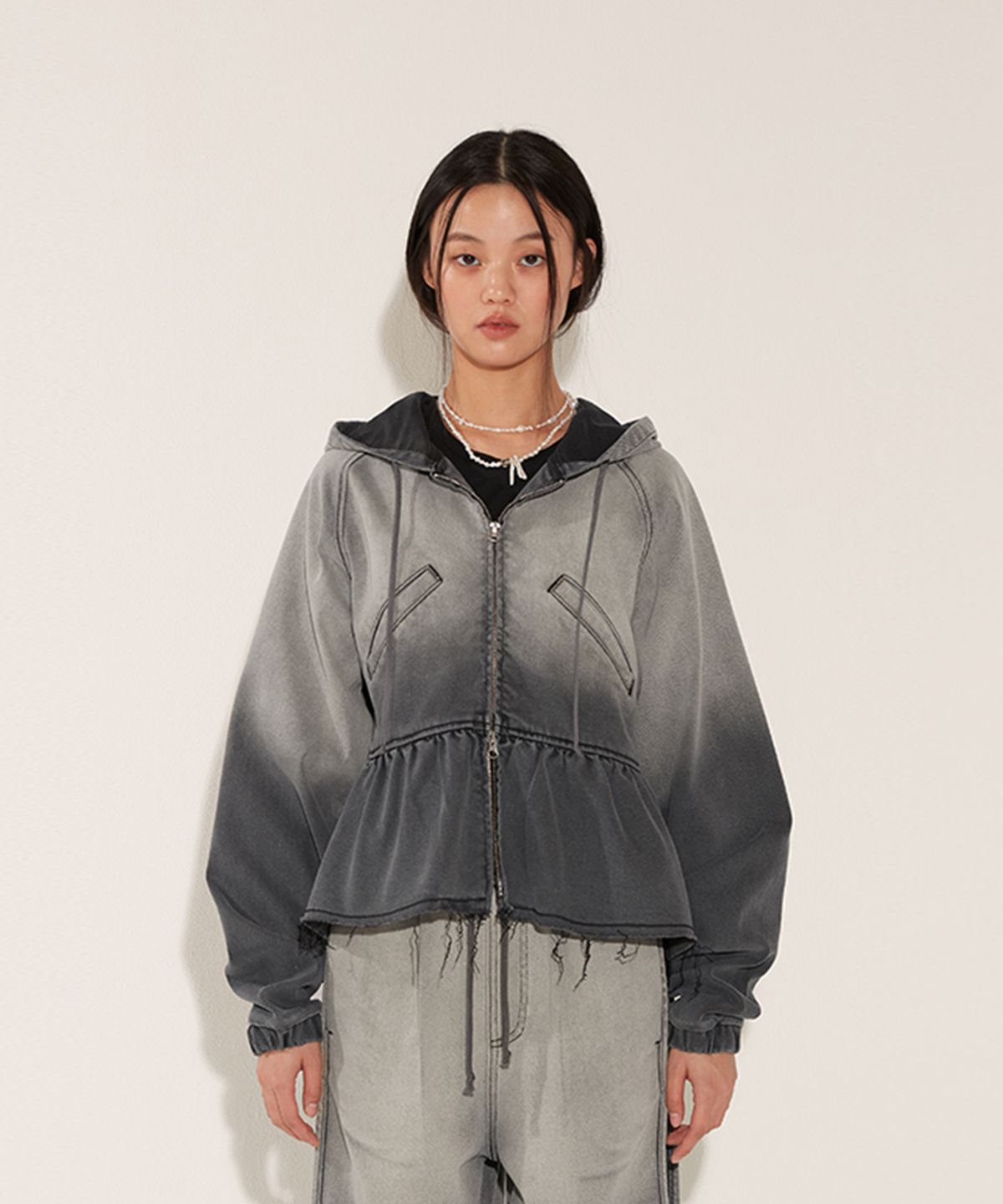 솔티페블(SALTY PEBBLE) GRADATION DENIM FLARED HOOD ZIP UP [GREY]