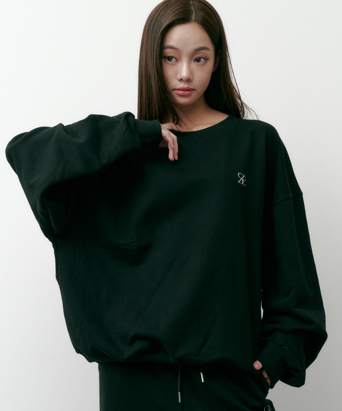 솔트앤초콜릿(SALT AND CHOCOLATE) SAC 로고 오버핏 스웨트셔츠 블랙 4W2333001