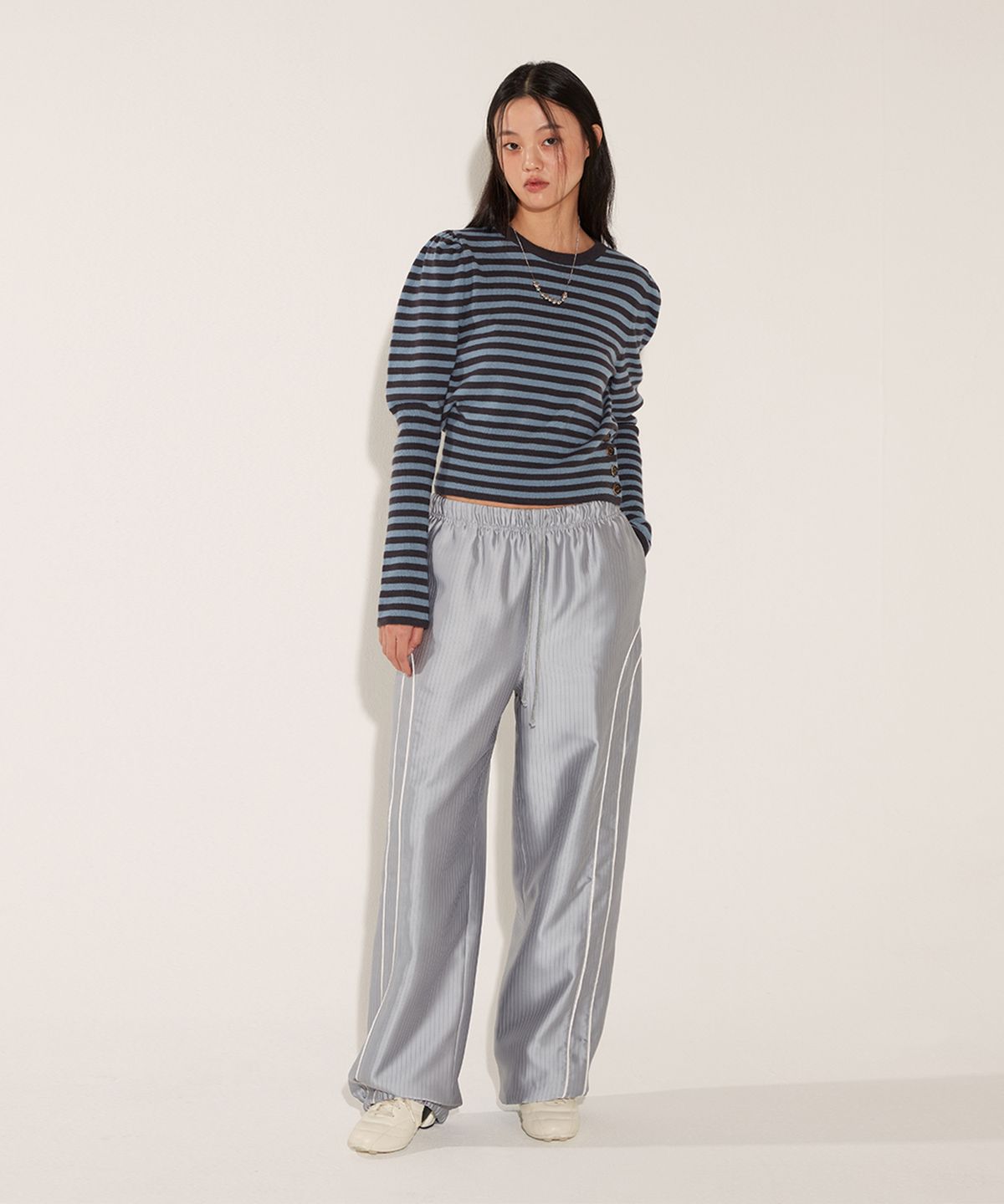 솔티페블(SALTY PEBBLE) SATIN PIPING JOGGER PANTS [LIGHT GREY]