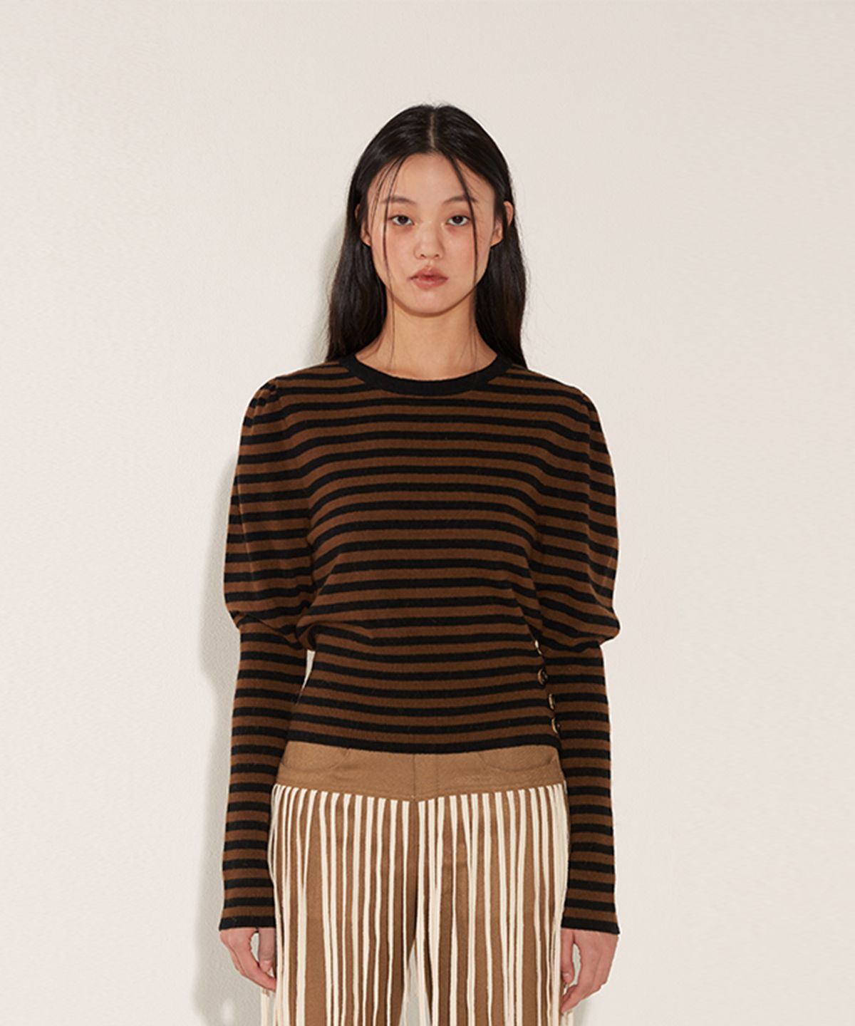 솔티페블(SALTY PEBBLE) STRIPE PUFF KNIT TOP [BROWN]