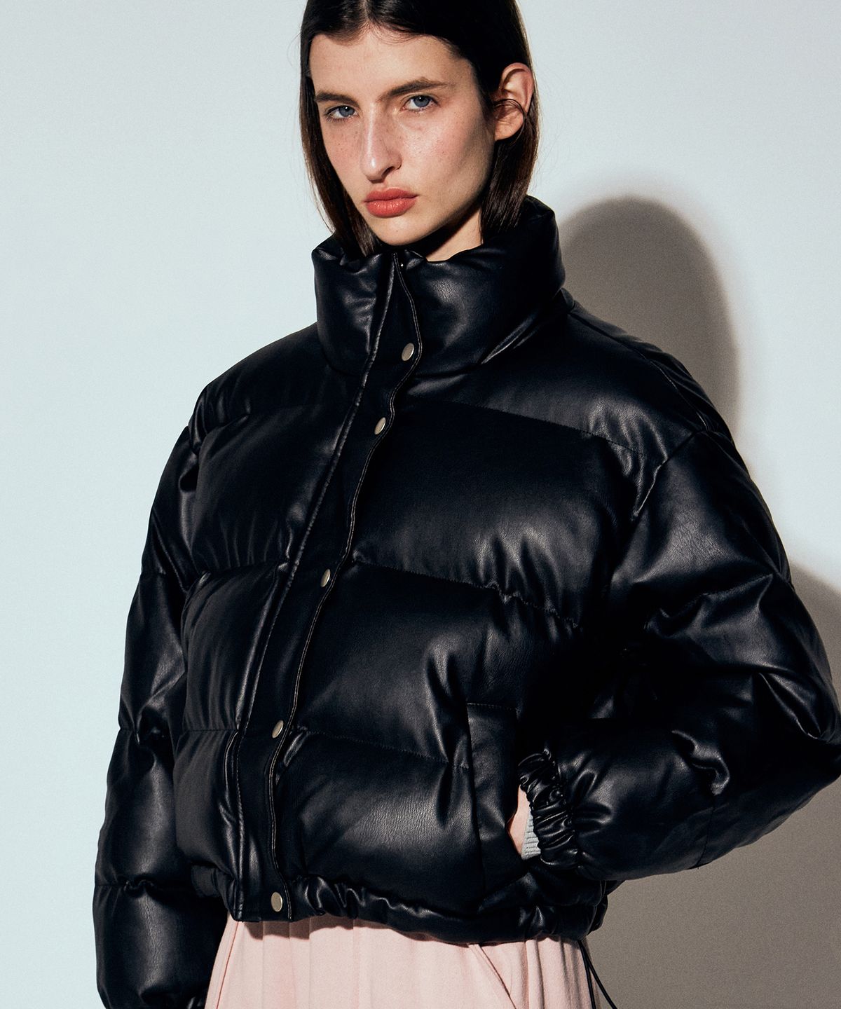 닉앤니콜(NICK&NICOLE) MINIMAL FAUX LEATHER CROP PADDING_BLACK