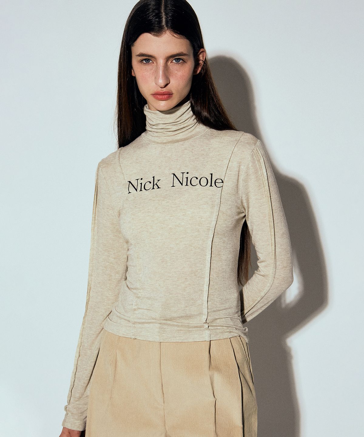 닉앤니콜(NICK&NICOLE) NICOLE PINTUCK LINE TURTLENECK TOP_OATMEAL