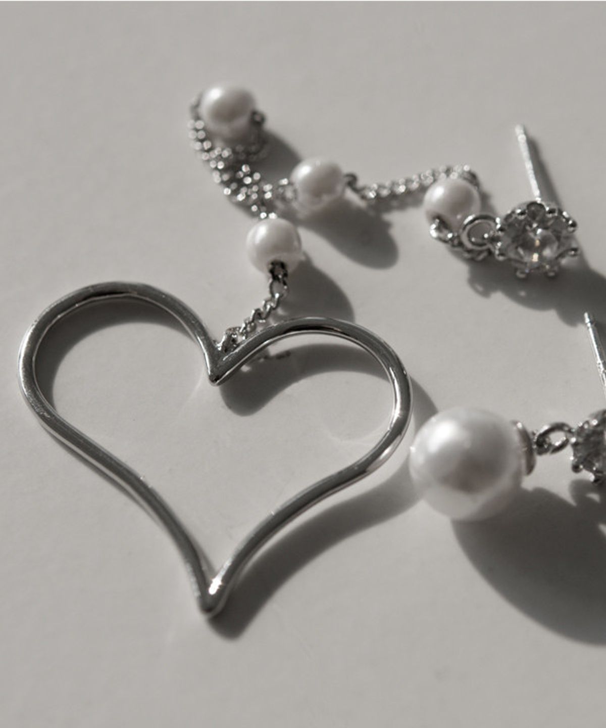 조에나(ZOENA) Pearl heart earrings