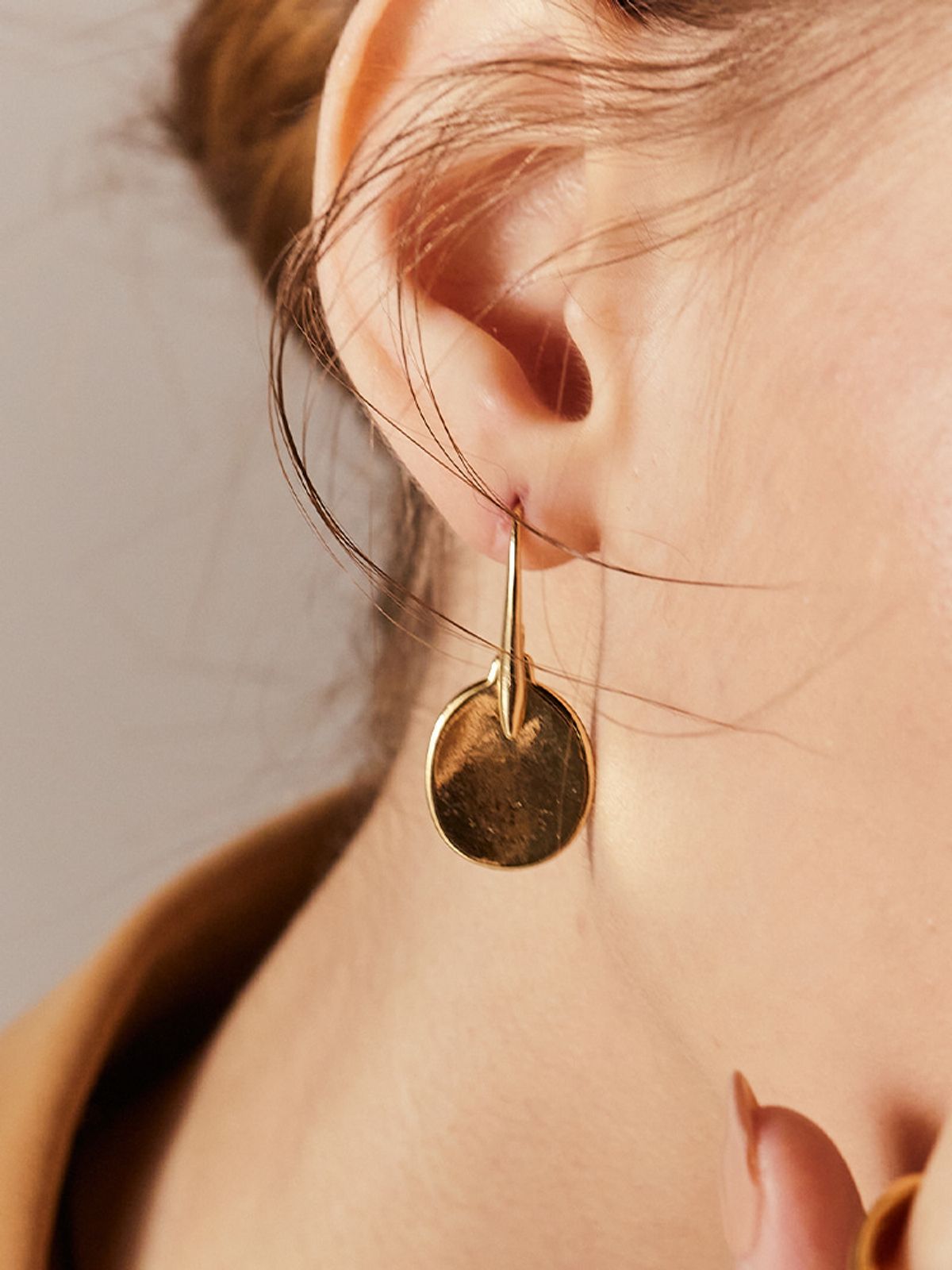 소수(SOSOO) Gold Curve Earring 골드 커브 귀걸이