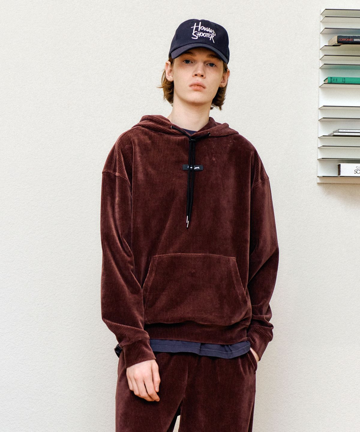 하워드슈터(HOWARDSHOOTER) 남여공용 코듀로이 세미오버핏 스판 후드 티셔츠 브라운(CORDUROY ARCH LOGO HOODIE BROWN)