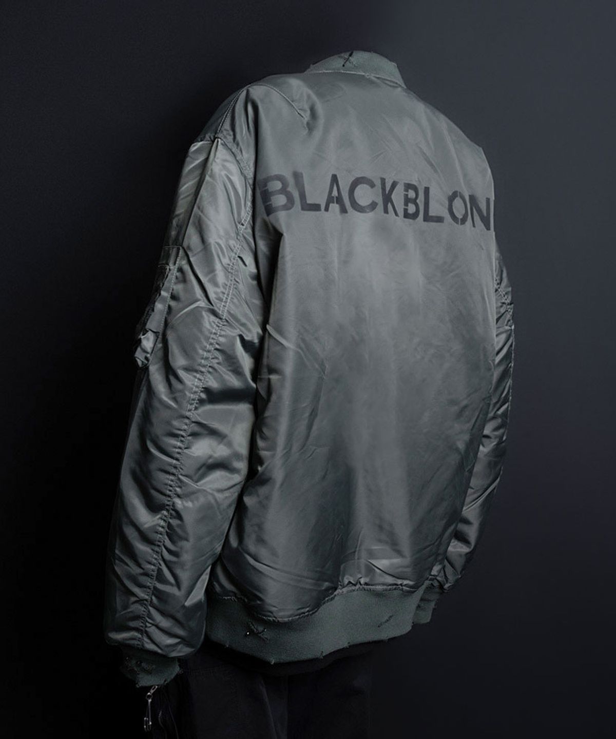블랙블론드(BLACKBLOND) 비비디 립트 커스텀 스프레이드 로고 엠에이원 봄버 자켓 (카키)
