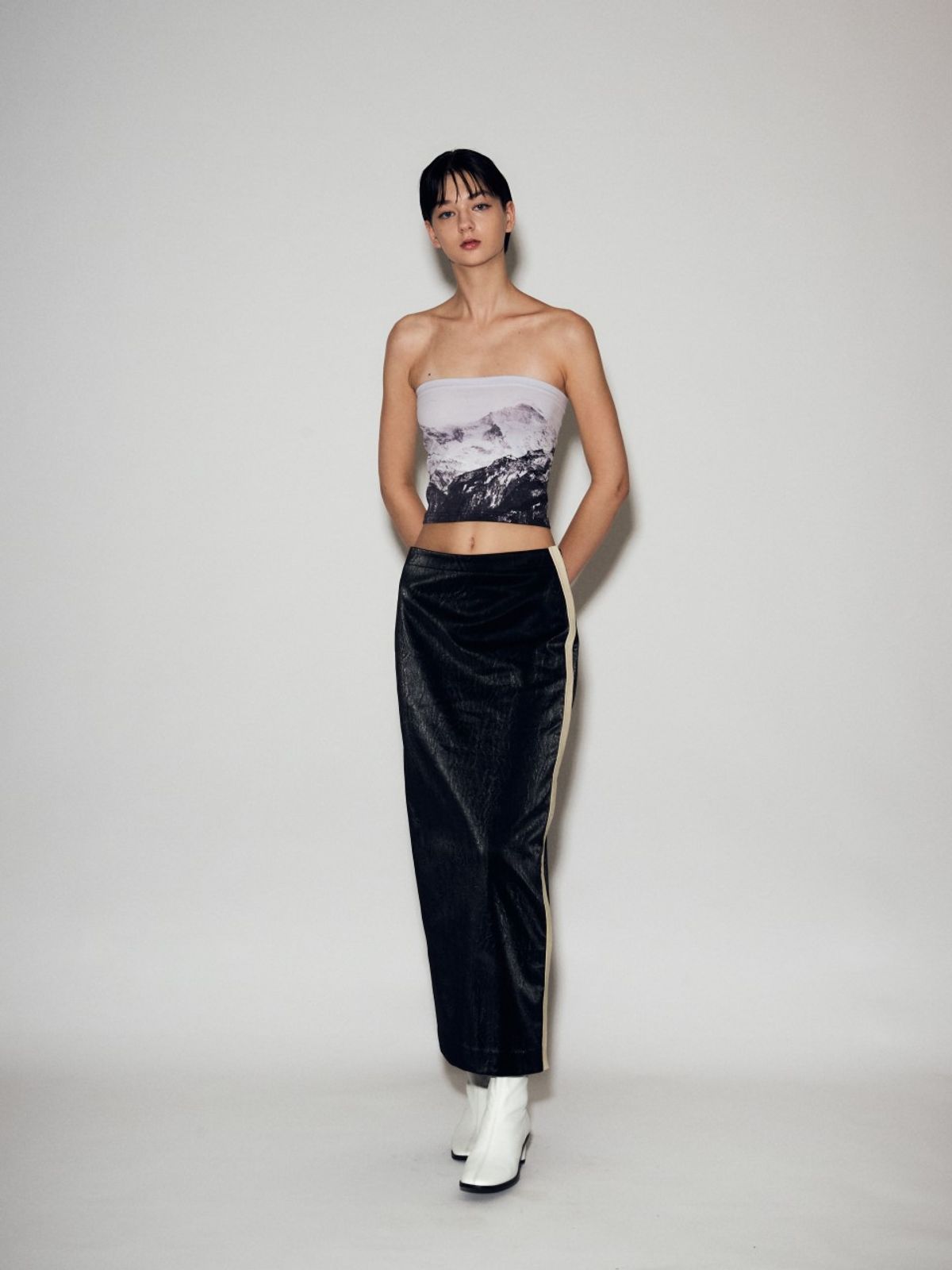 룬케이브(LUNECAVE) LEATHERETTE H-LINE ZIP UP LONG SKIRT