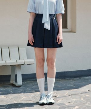 하트 뱃지 플리츠 스커트 / 네이비